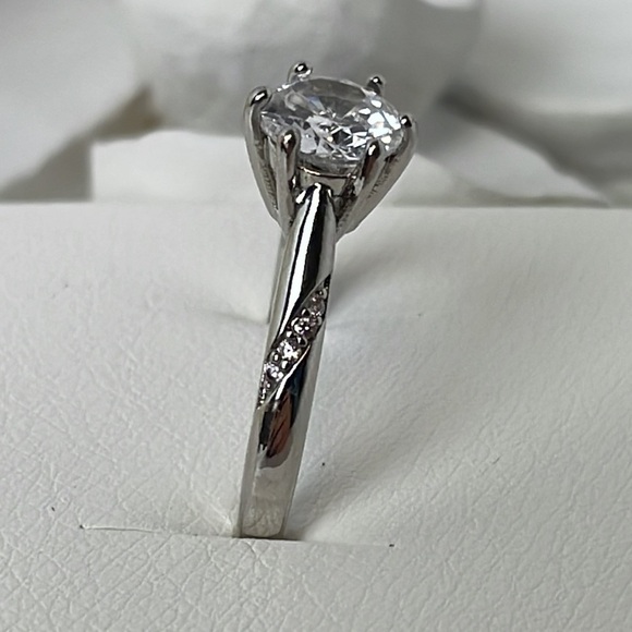 Solitaire Large Size Crystal & Small Crystals On Sides set in Sterling - Picture 11 of 16